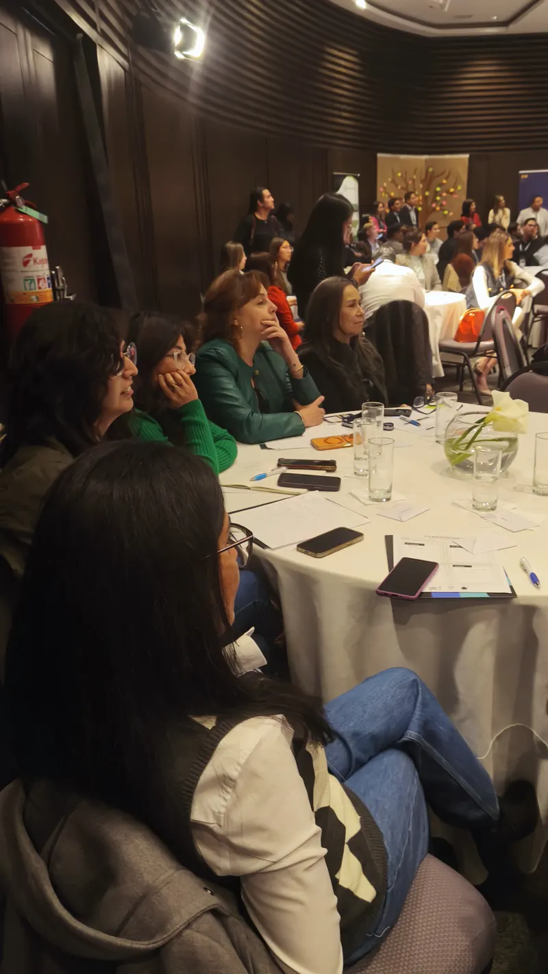 Participantes en una mesa redonda durante el foro