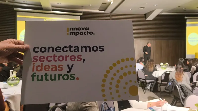 Tarjeta con el lema Conectamos sectores, ideas y futuros