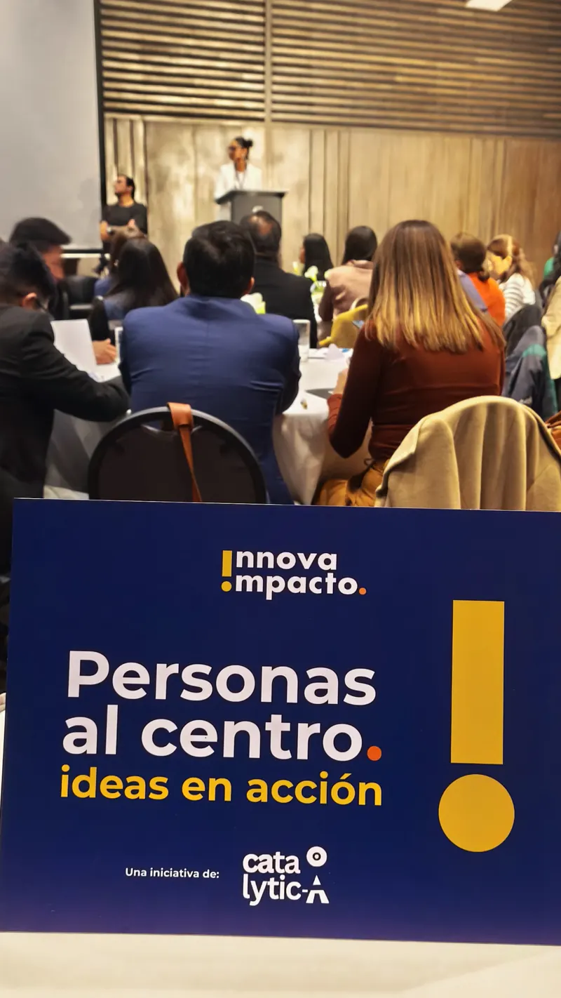 Cartel de InnovaImpacto: Personas al centro, ideas en acción