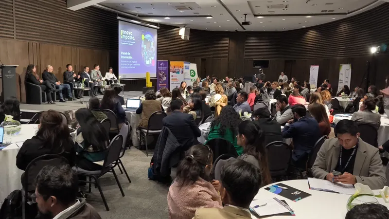 Sala llena durante un panel en InnovaImpacto La Paz